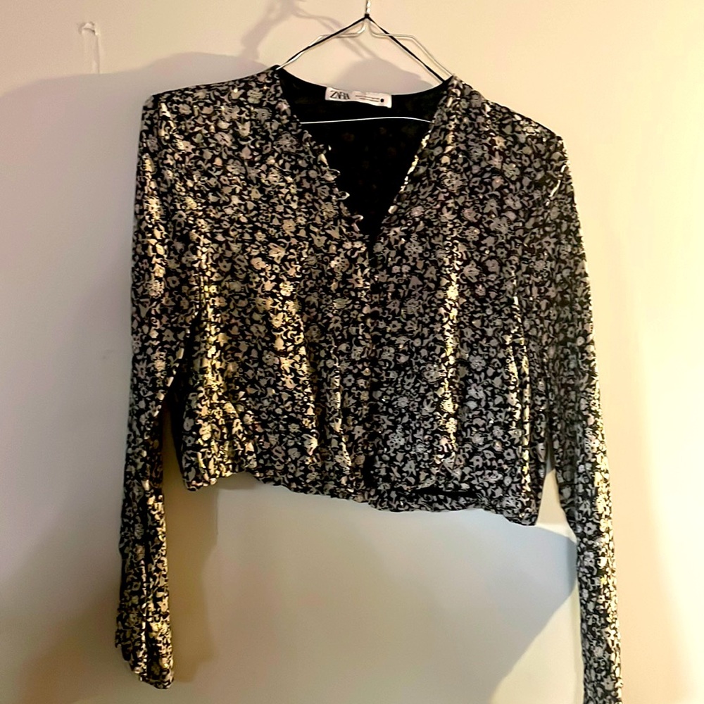 Dinner out Cropped blouse with gold details on flower fabric